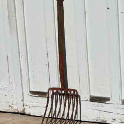 Vintage Heavy-Duty Hay Fork – 8-Tine Barn Tool
