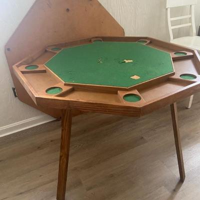 Poker table 