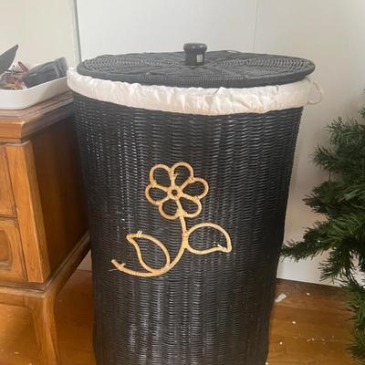 Wicker hamper 