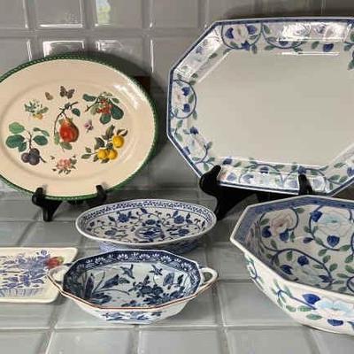 https://ctbids.com/estate-sale/34673/item/3889997/Colorful-Serving-Platters