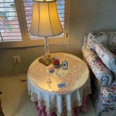 https://ctbids.com/estate-sale/34673/item/3893453/Side-Table-Vintage-Table-Lamp-Doilies-Decor