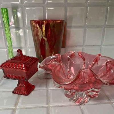 https://ctbids.com/estate-sale/34673/item/3889999/Carnival-Style-Glass