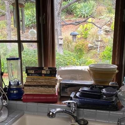 https://ctbids.com/estate-sale/34673/item/3897489/Mystery-Lot-Kitchenaid-Other-Bakeware