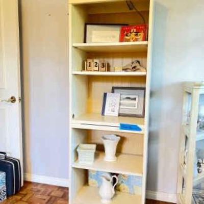 https://ctbids.com/estate-sale/34673/item/3888426/Country-Cottage-Bookshelf-And-Decor