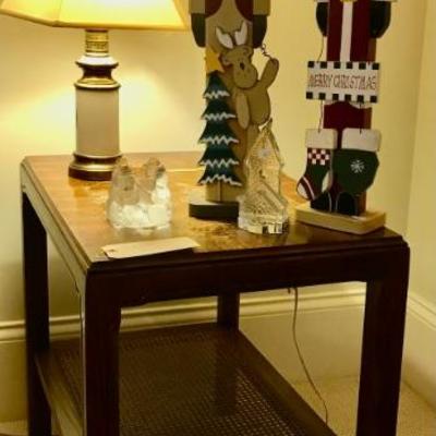 end table $50
top as is
19 X 26 X 26"