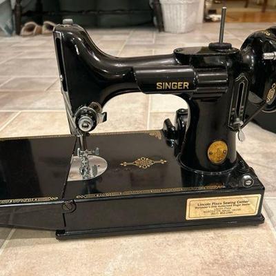 Vintage Singer Featherweight Sewing Machine...It works great
