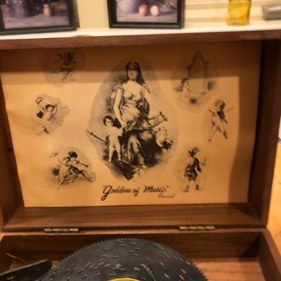 Thorens Music Box, 1 disc, sounds good.