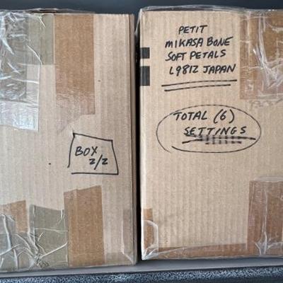 Inside all neatly packed for your next dinner party- MINT NEVER USED !!