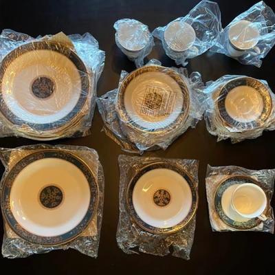Royal Doulton complete set - mint - never used