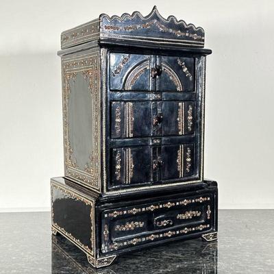 EMBELLISHED LACQUER JEWELRY BOX | Black lacquer jewelry box with embellished twisted copper inlay. - h. 20 x w. 12.25 x d. 10 in


