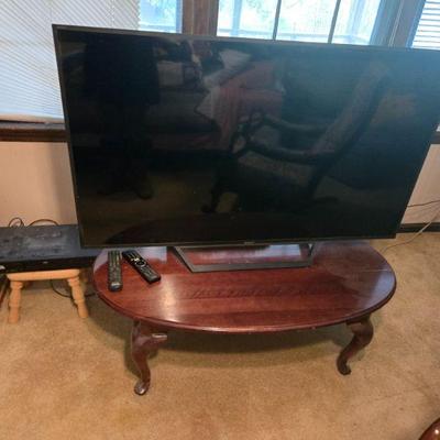 Stylish Sony Flat Screen TV & Vintage Coffee Table
•	Description: Enjoy your favorite movies and shows in style with this Sony...