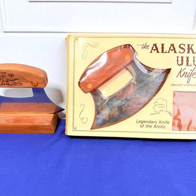 Set of 2 - The Ulu Factory Alaskan Legendary Ulu Knives with Cedar Wood Stands