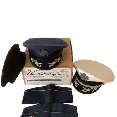 JAKA933 United States Air Force Officer Hats/Caps	Officer Hats with visors in both blue and white.  Also included is a ROTC beret style...