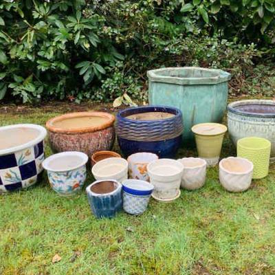 JAKA839 More Ceramic Flowerpots	Five large to medium florerpots and an assortment of small flowerpots. Largest flowerpot measures...