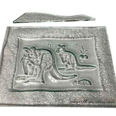 JAKA645 Australian Handmade Kangaroo Pate Plate	This handmade plate and knife set are from the see glass studio in Melbourne Australia. 
