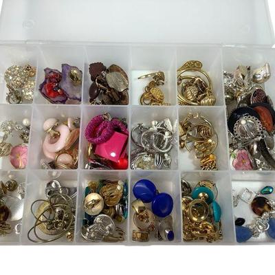 JAKA608 Large Clip On Jewlery Assortment	A large assortment with a lot of pairs with few single pieces.
