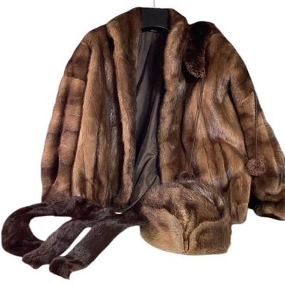 JAKA778 Fur Car Coat With Matching Hat + More	Appears to be a  mink coat with hat unconfirmed fur.
