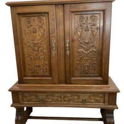 JAKA629 Vintage Wooden Hutch	Beautiful wooden hutch appears to be an oak exterior and cedar inside.

