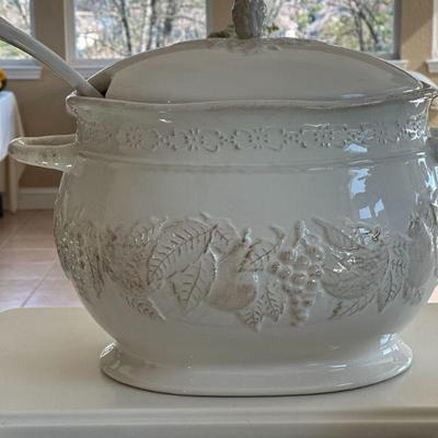 Soup tureen
