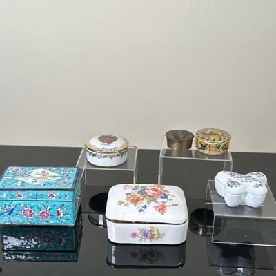 (6pc) Collection of International Trinket Boxes | Collection of international trinket boxes and tin boxes including makers such as...