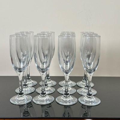 (12pc) Clear Champagne Glasses | Clear crystal champagne glasses in a set of 12.

