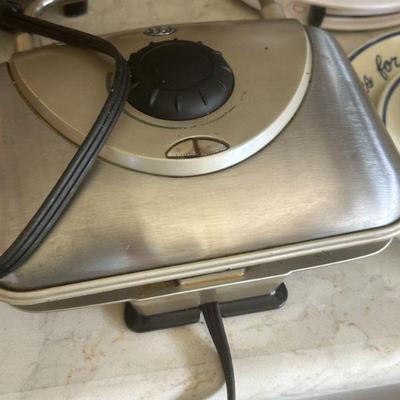Sale Photo Thumbnail #13: Waffle iron