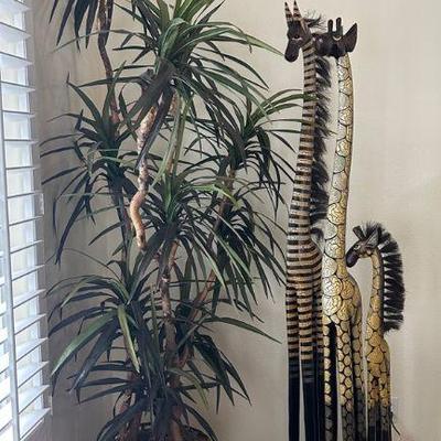 Ct880v wooden safari animals and faux plant