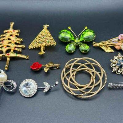 (10) Vintage Brooches Feat. Trifari
