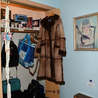 Bedroom b 3)