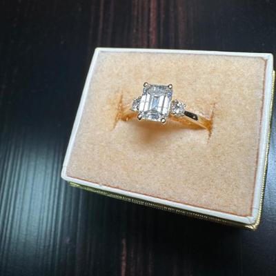 Engagement ring - 14 k with emerald cut diamond 