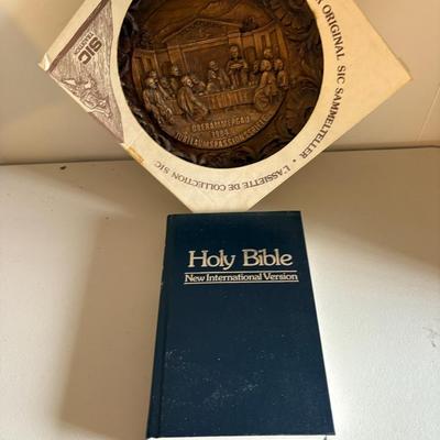 PPE159 The Last Supper Wood Plate And Holy Bible Niv