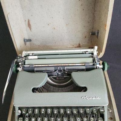 PPE180 - Vintage Olympia Manual Typewriter 