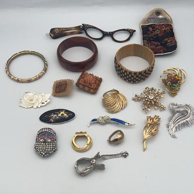 PPE420-Large Assortment of Costume Brooches, Bracelets & Reading Glasses