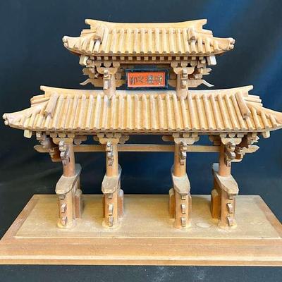 PPE297- Traditional Wooden Chinese Gate Sculpture