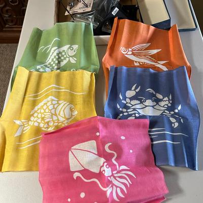 PPE247- Decorative Plate Holders And Aquatic Fabric Art 