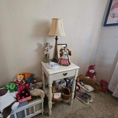 Little side table / plant stand and bric a brac