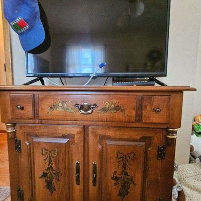 Side cabinet with decorative Tole painting