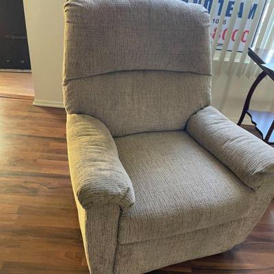 SKU 8B8  NEWER RECYLINER 67 L BY 29 W BY 37 D
FULLY ADJUSTABLE TO LAY DOWN POSITION

$100