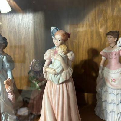 Vintage Figurine of Mother and Child
- A lovely porcelain figurine depicting a mother holding her child, meticulously painted with soft,...