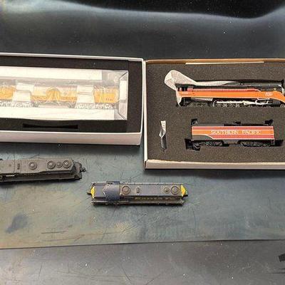 #10530 • 4 HO Scale Locomotives
