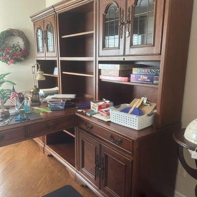 Very nice desk  6 pieces
