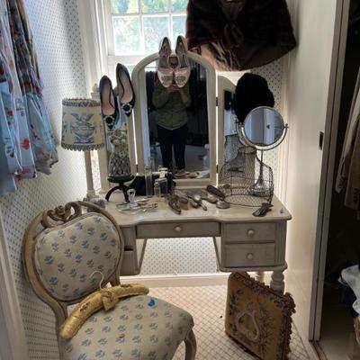 VANITY AND CHAIR
ACCESSORIES