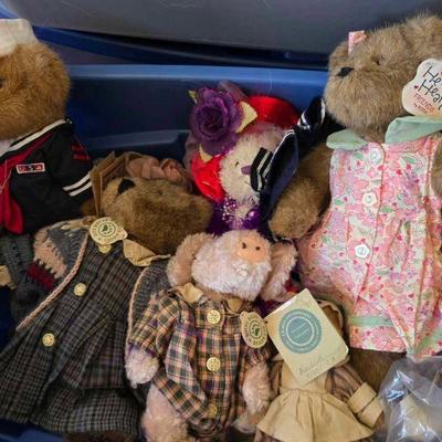 200+ Boyds Bear plush and ceramic figurines