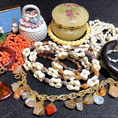 Mixed lot of costume jewelry other pieces