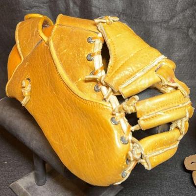 Vintage baseball glove preshaped model"