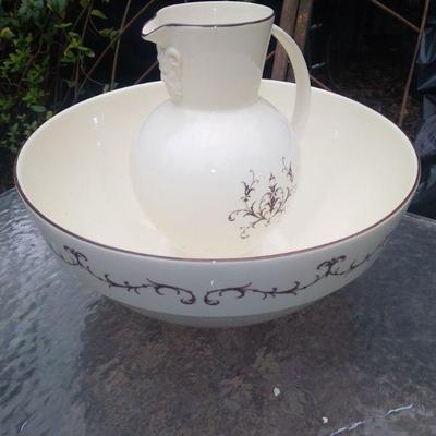 Wedgwood figural face spout plus dinnerware service and compleater set in this pattern
