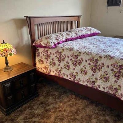 https://ctbids.com/estate-sale/34797/item/3906370/Glorious-Queen-Bed-Set-2-Night-Stands-Full-Dresser-Mirror