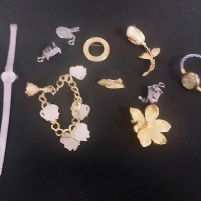 DS020 - Vintage Watches and Costume Jewelry