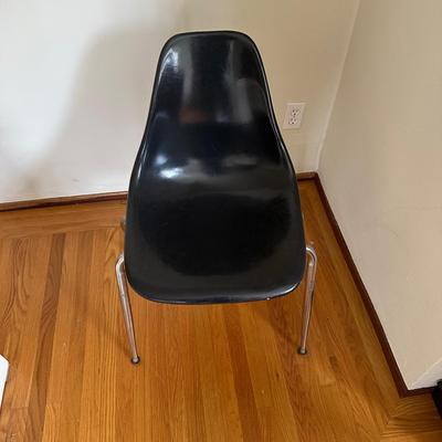 Mid-Century Modern Black Fiberglass Shell Chair