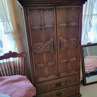 armoire FREE, you remove Sunday after 1 PM. 